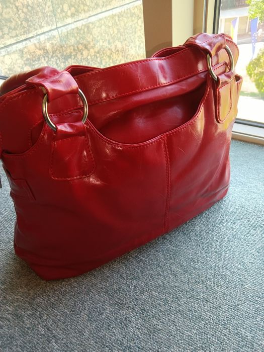 Дамска чанта от еко кожа с декорация  в розово с външен джоб на заднат