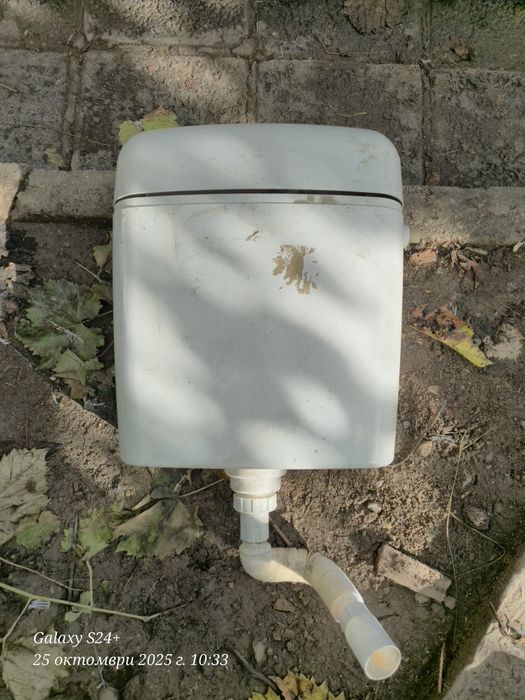 Тоалетни чинии.  Душ, казанче и мивка.