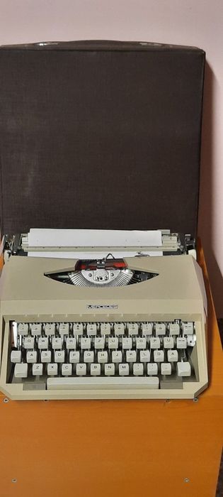 Vând mașină de scris Mercedes impecabilă