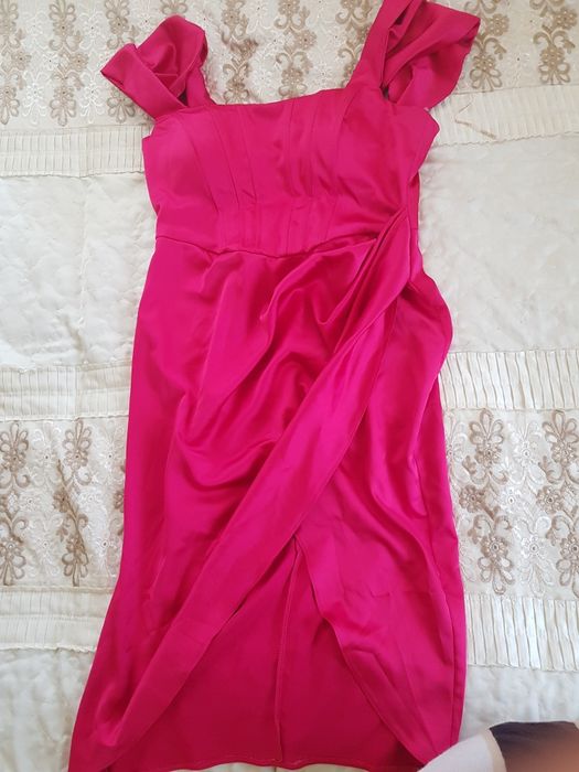 Rochiță de vară crăpat pe picior 200 de lei fără curier contactați  WH