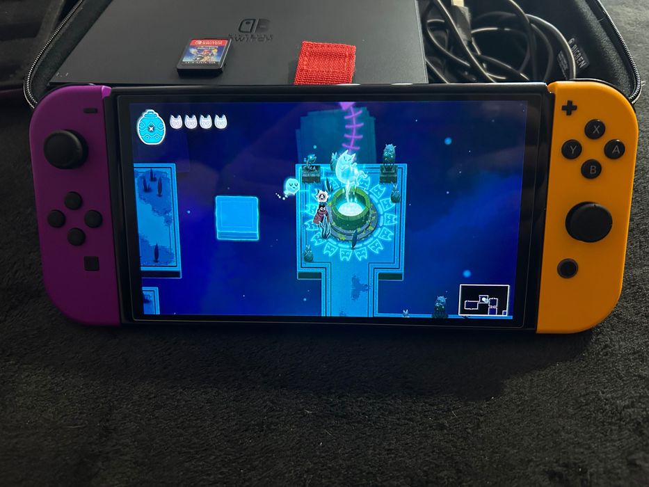 Nintendo Switch Oled Пълен комплект с допълнителни джойкони и калъфи
