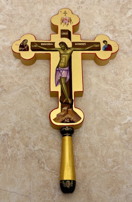 Cruce pictată manual