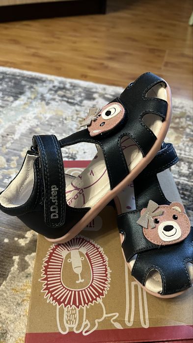 Sanade fetite DD step , marimea 29, foarte putin purtate doar la gradinita in clasa!