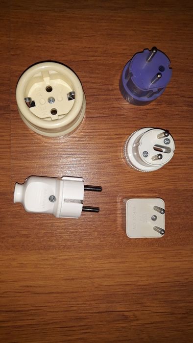 Переходники, провода разные, оригинальные адаптеры.