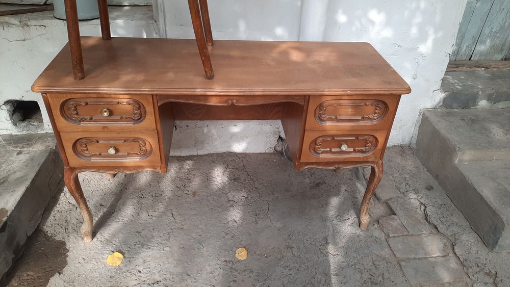 Продаются кресла и стол в национальном стиле.