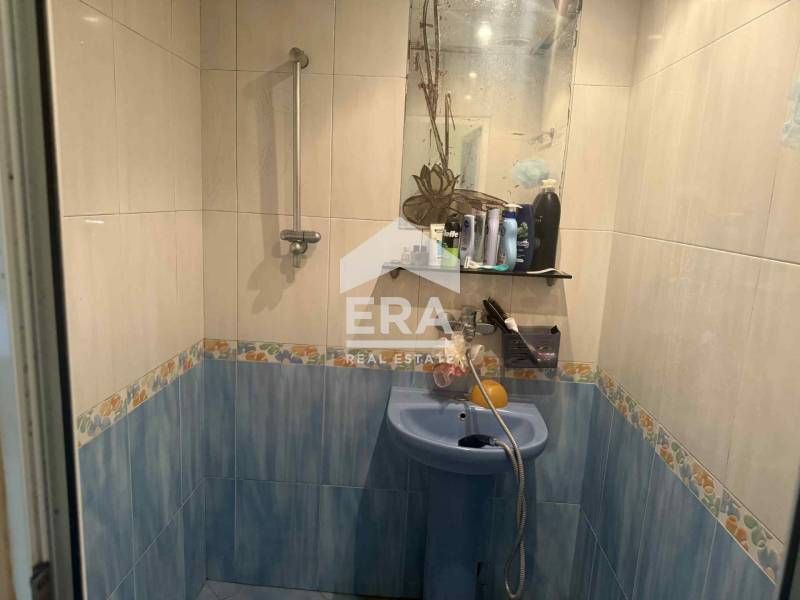 Ексклузивен тристаен апартамент с камина и локално парно, район Владис