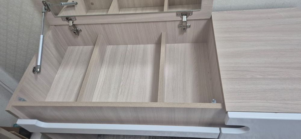 Продам дамский столик. Трюмо