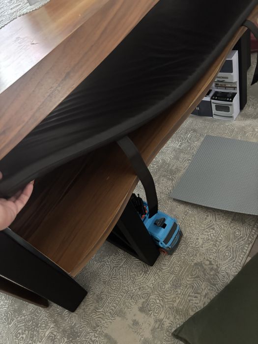 Трапезна маса със столове и пейка обзавеждане за хол