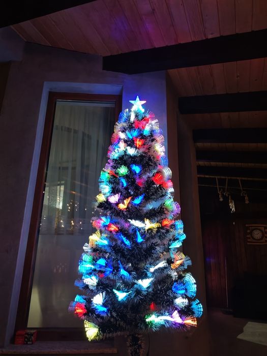 OFERTĂ! Brad 1.8m iluminat cu fibra optică.