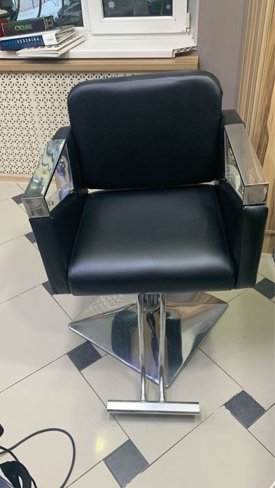 Продам парикмахерское кресло