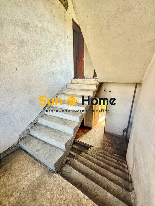 Масивна четириетажна тухлена къща с двор в идеалния център