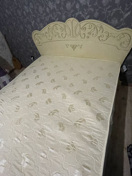 Кровать двуспальная с матрасом