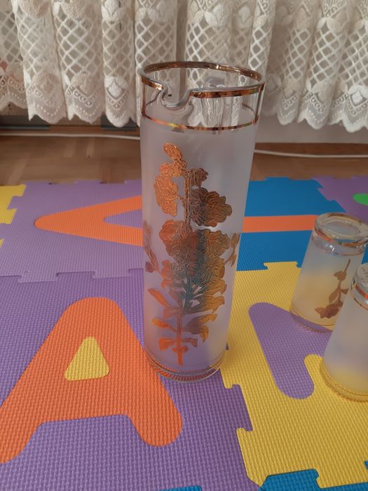 Carafă de vin și pahare