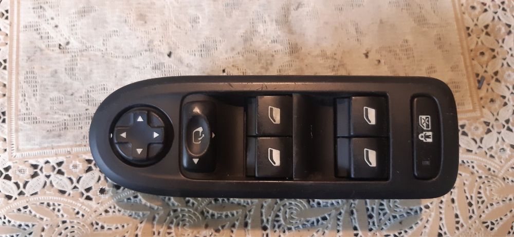 Продавам шофьорски бутони за ел стъкла и огледала за пежо и ситроен