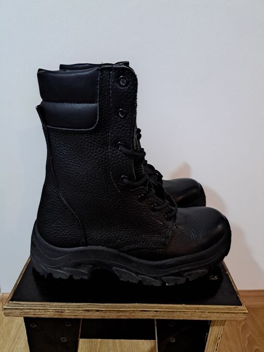 Продам спец ботинки