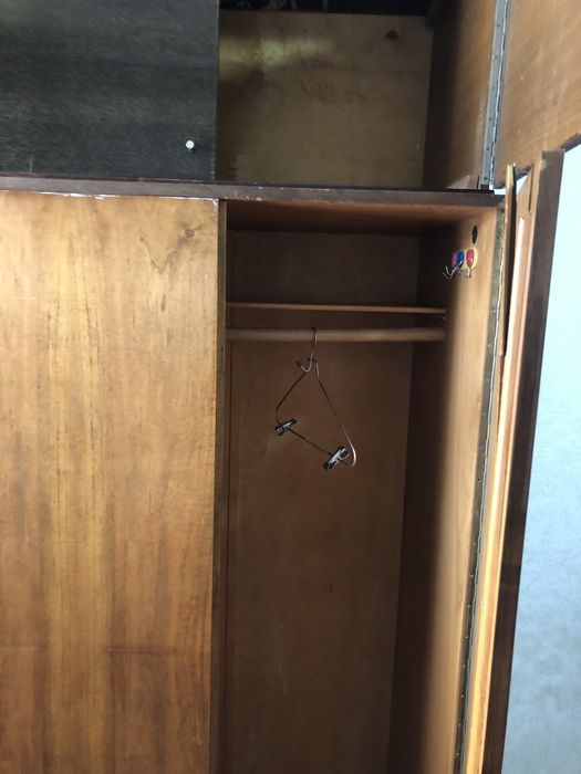 Отдам шкафы и два кресла бесплатно