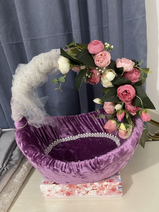 Продам корзину украшенный цветами