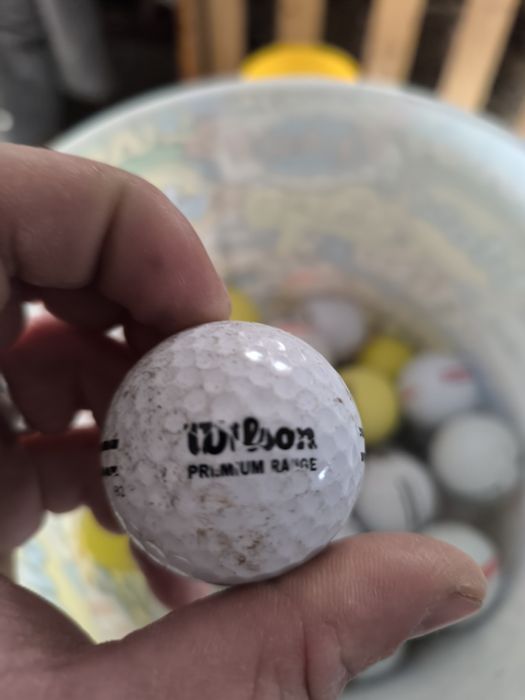 Vând mingi de golf