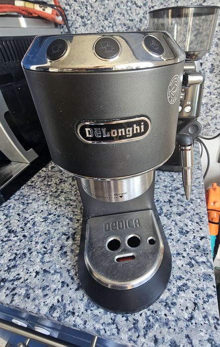 DeLonghi Dedica EC685.BK + мелачка Adler Europe