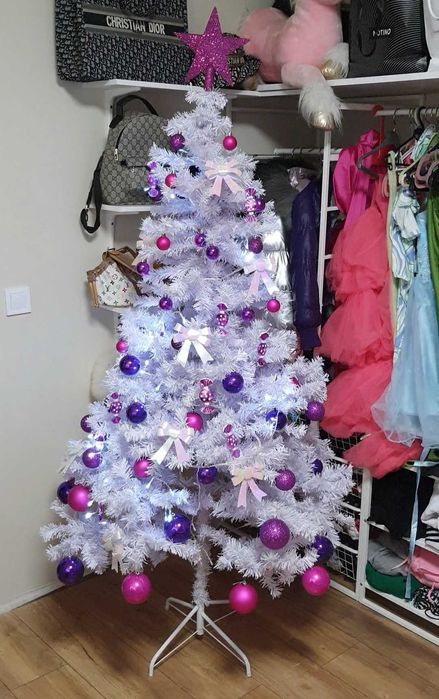 Продавам зелена голяма елха  и бяла елха с коледна украса