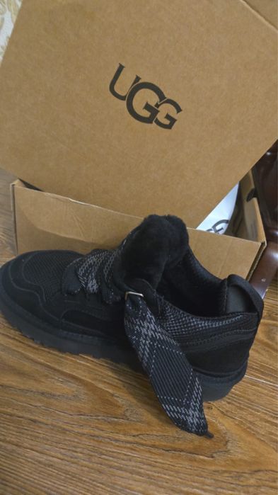 Продам кроссовки утепленные