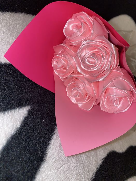 Buchete de trandafiri din satin