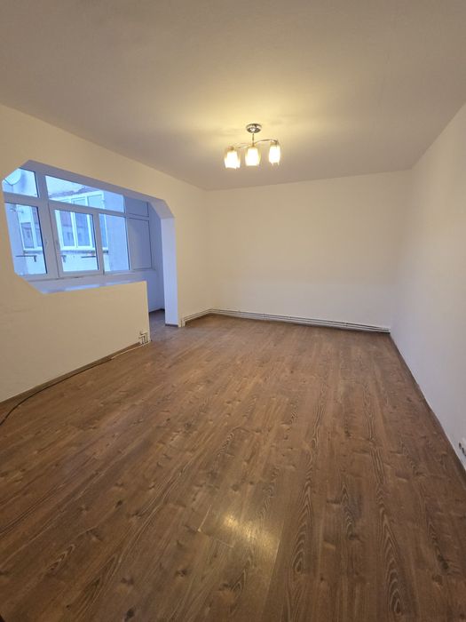 Apartament 4 camere zona Pipirig (Polivalenta)