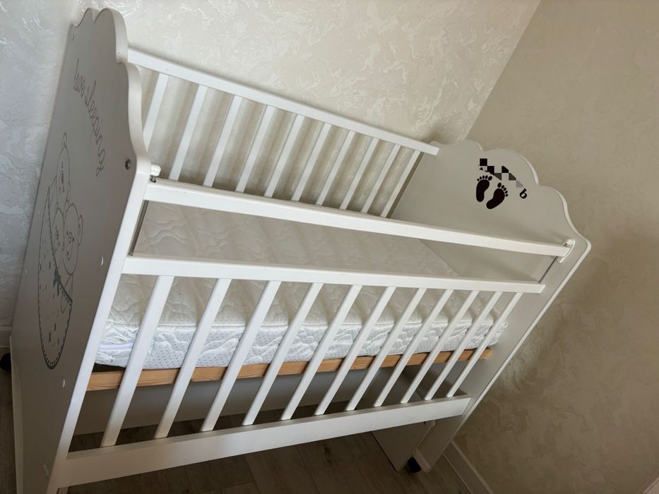 Детская кроватка с матрасом и бортиками