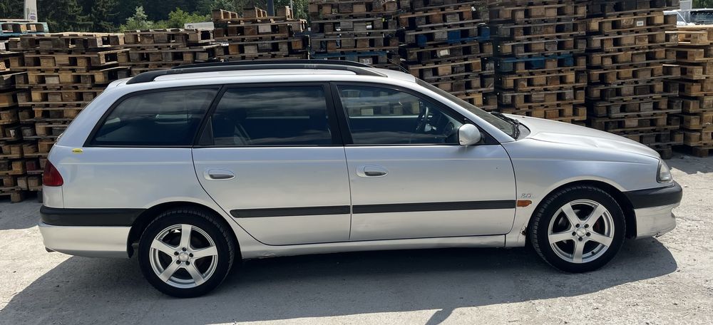 Toyota avensis цала за части или за ремонт