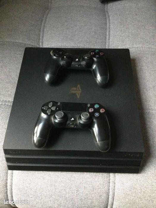 PS4 PRO 1TB игри и джойстик