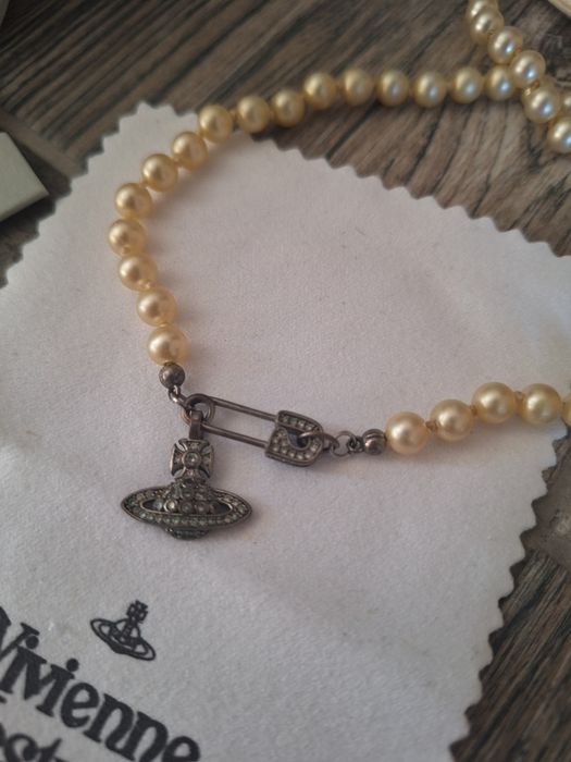 VW pearls necklace