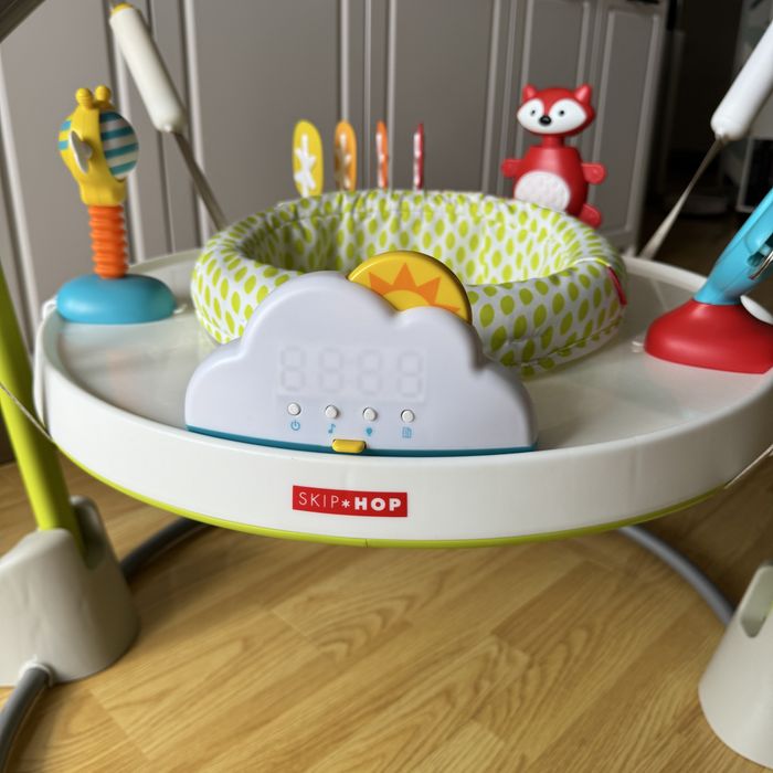 Jumper interactiv pliabil Skip Hop centru activitati saritor bouncer pt bebelusi cu jucarii muzica si lumini