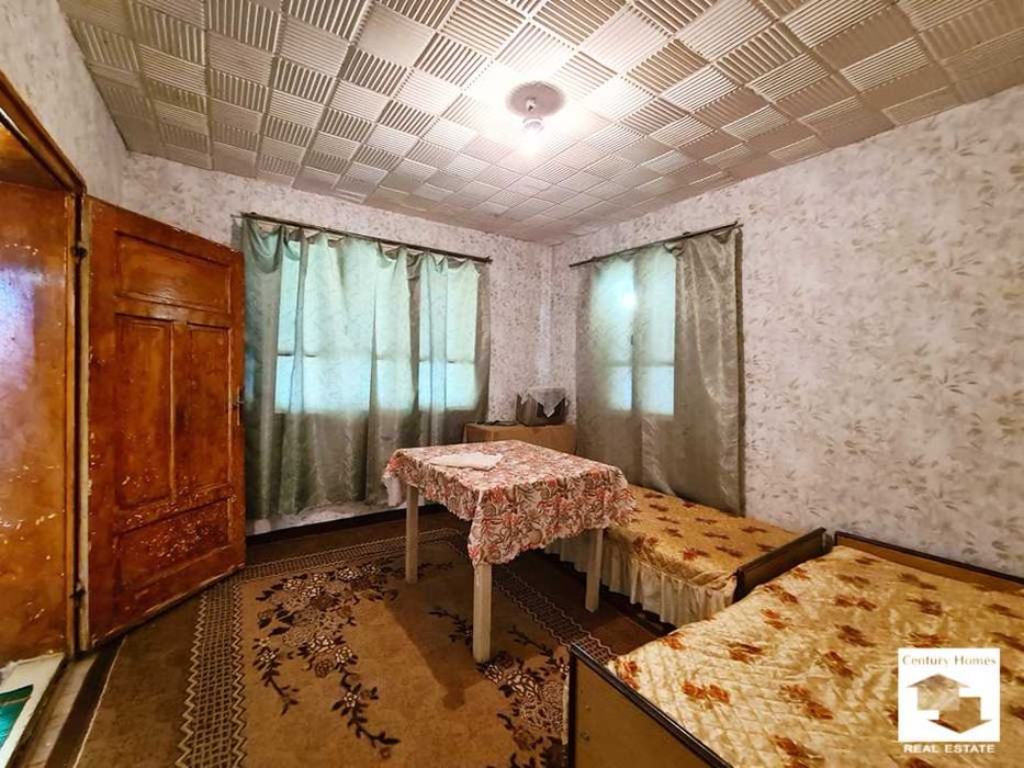 140327 Едноетажна къща с равен двор и кладенец в с. Бутово