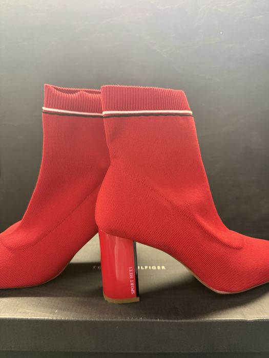 Червени токчета Stradivarius