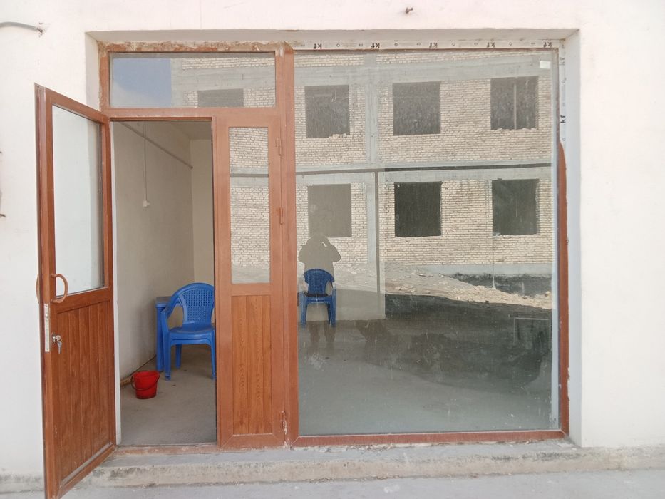 1-maktab oldida Magazin sotiladi