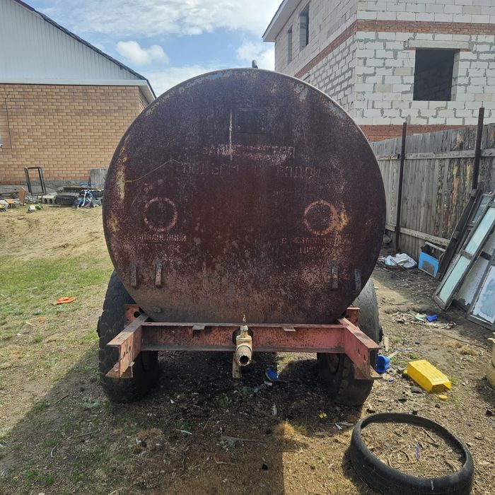 Продам бочку 3 куба на колесах