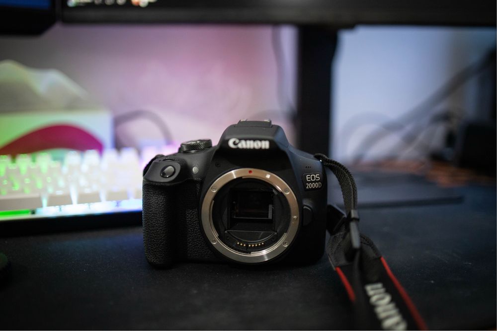 Canon EOS 2000D + Kit 18-55mm. Separat 50mm.
