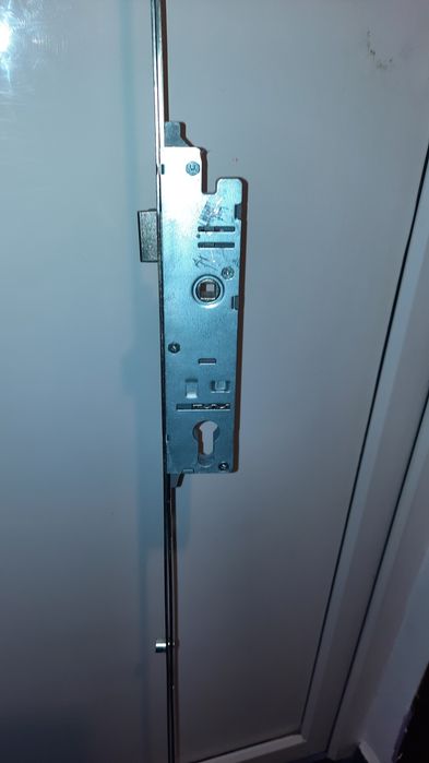 Broasca cu tija închidere multipunct pentru uși pvc.