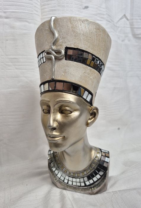 Figurină egipteană, bust Nefertiti din rășină acrilică, Colecția Leonardo.