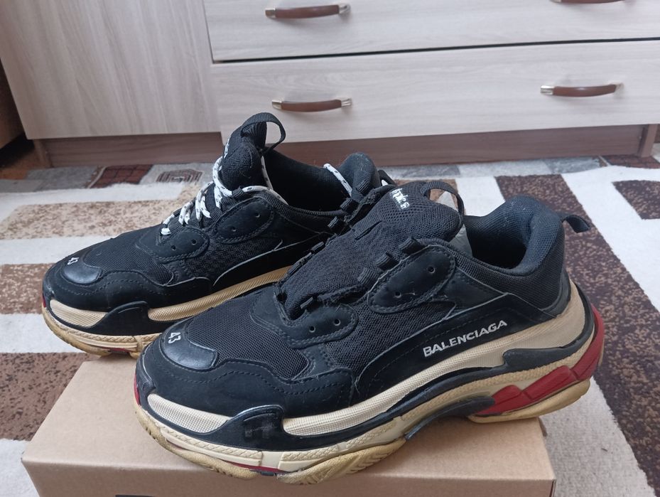 Продам мужские кроссовки