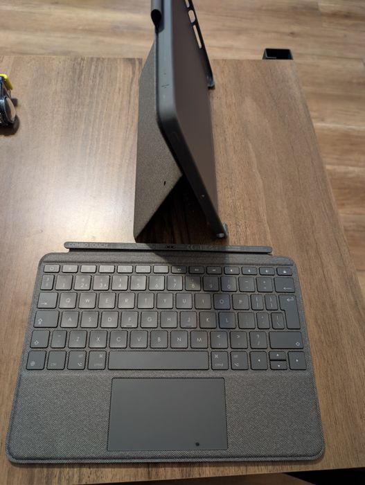 iPad  клавиатура и калъф Logitech Folio Touch Keyboard
