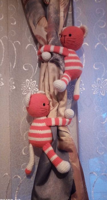 Ръчно плетени играчки Котки държачи за завеси. Комплект Ляв и дясен.