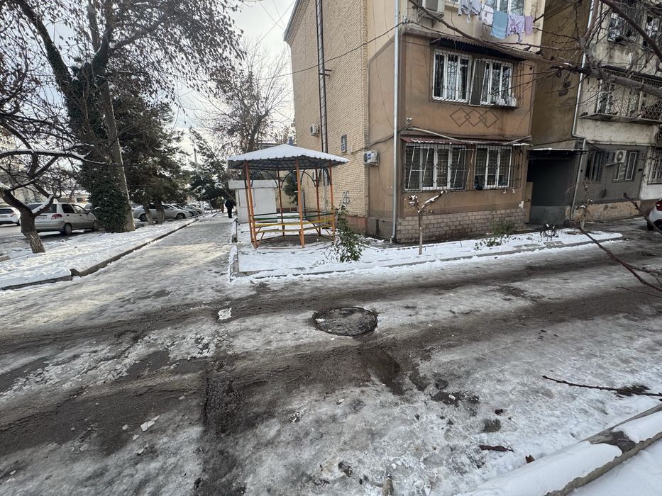 Uy sotiladi pod ofis. Severniy olmazorda