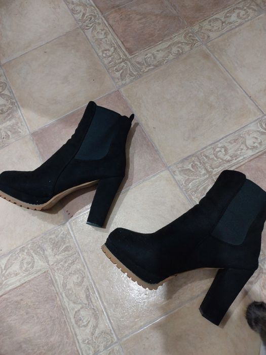 Продам ботильоны .ботинки . женски 40 размер. 3000е