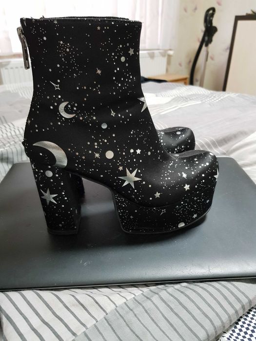 botine cu platforma si toc  negre cu  stelute si luna