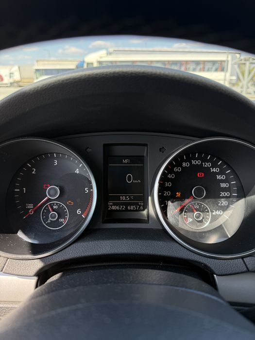 Vând golf 6 1.6 TDI 2010