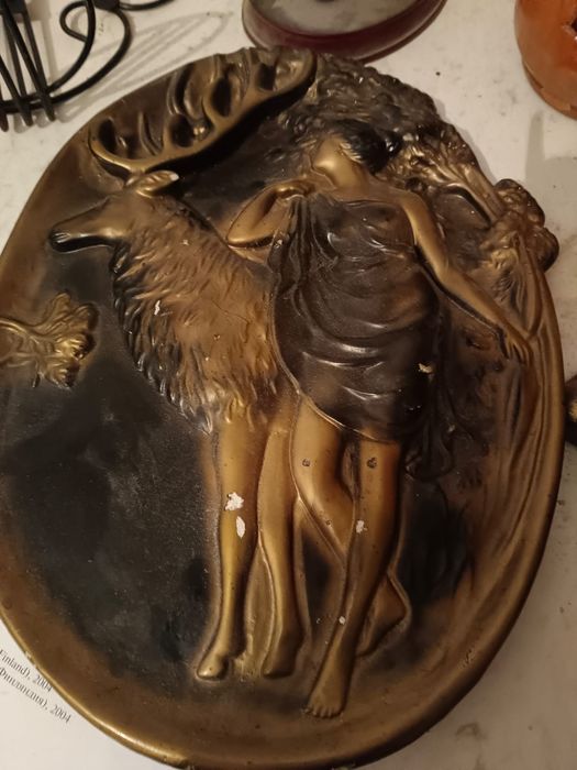Продам барельеф женщина с оленем