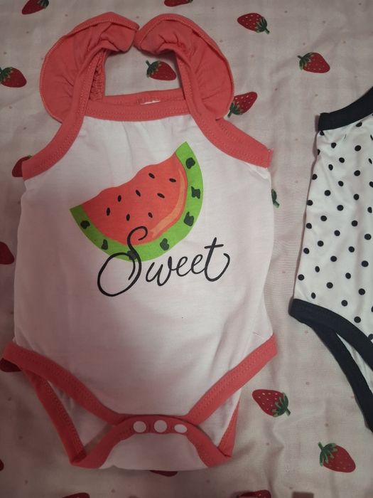 Продавам пет бодита от 0-3 месеца.
13€