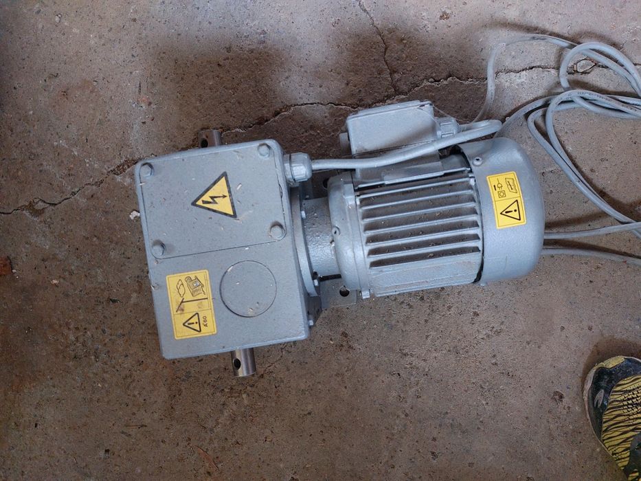 Vând motoare electrice