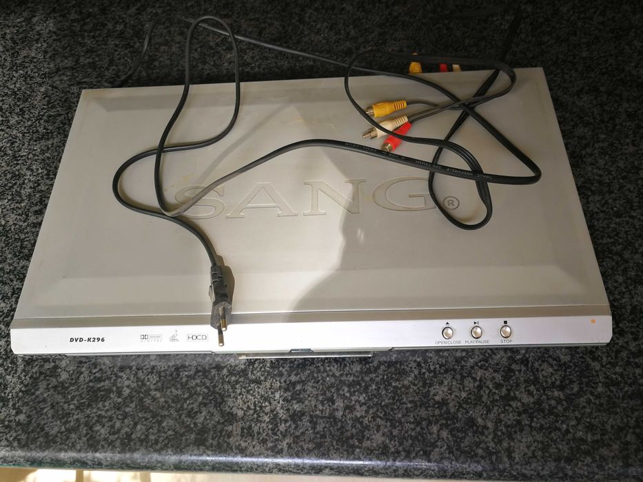 Продавам DVD плеър
